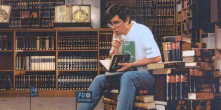 Prof. Rojas sitzt in einer Bibliothek