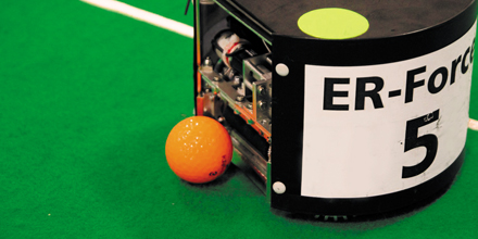 Roboter spielen Fußball