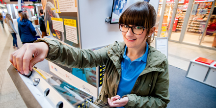 Eine junge Frau experimentiert
