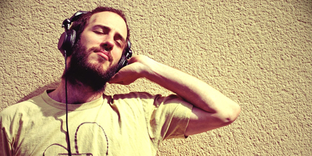 Ein Mann hört verträumt mit seinen Kopfhörern