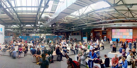 Das Bild zeigt einen Veranstaltungsraum der Re:Publica 2013