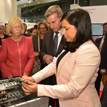 Ministerin Wanka mit EU-Kommissar Oettinger am BMBF-Stand Ministerin Wanka mit EU-Kommissar Oettinger am BMBF-Stand