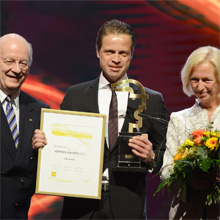 Ministerin Wanka und Prof. Dr. Wahlster verleihen den "Hermes Award" an die SAP.