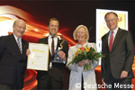 Bundesministerin Wanka übergibt den "Hermes Award" an einen Vertreter der SAP auf der Bühne