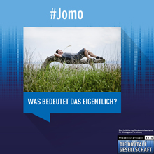 Ein Mann entspannt sich in der Natur