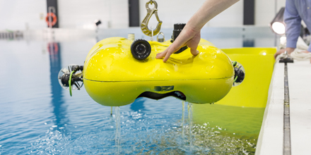 Gelber Unterwasserroboter