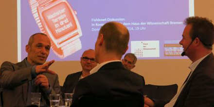 Die Diskussionsteilnehmer unterhalten sich