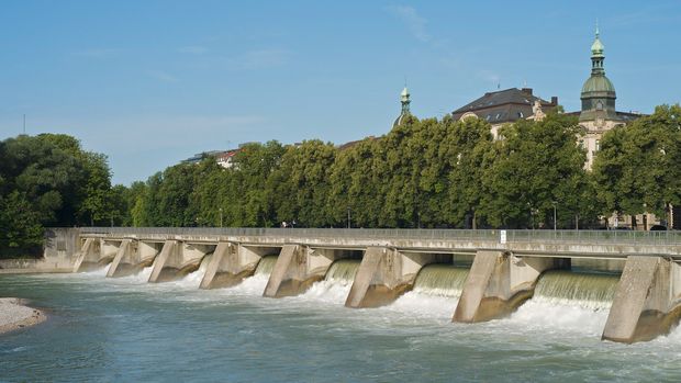 Brücke mit Wasserschleuse