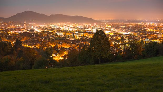 Panorama von Freiburg bei Nacht