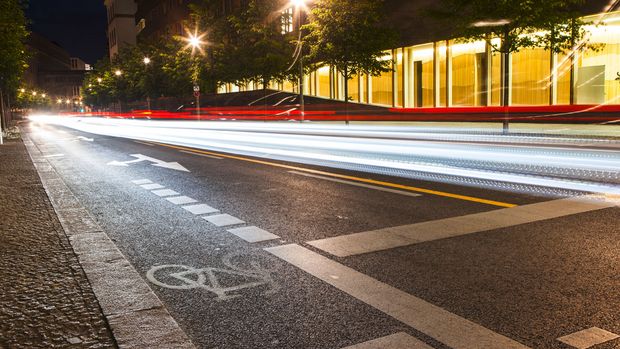 Nächtliche Straßenszene