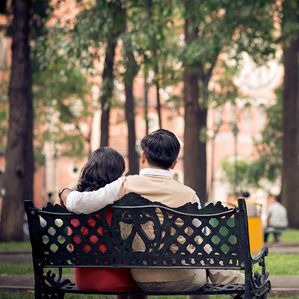 Paar sitzt auf einer Bank im Park