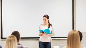 Schülerin hält Vortrag