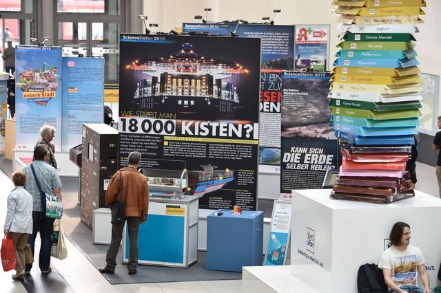 Gesamtansicht der ScienceStation Ausstellung im Dresdener Hauptbahnhof. 