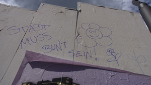 Hauswand mit Schriftzug „Stadt muss bunt sein"