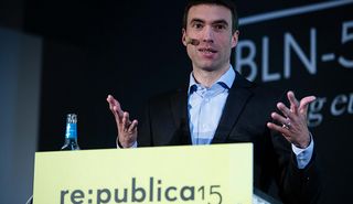 Stefan Müller hält auf der re:publica eine Rede.