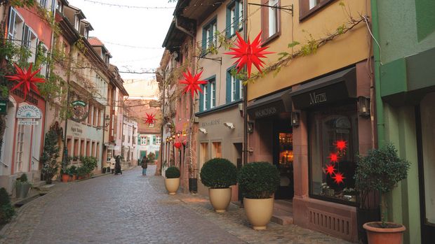 Eine leere Einkaufsstraße