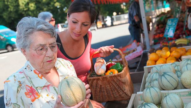 Ältere Frau am Marktstand