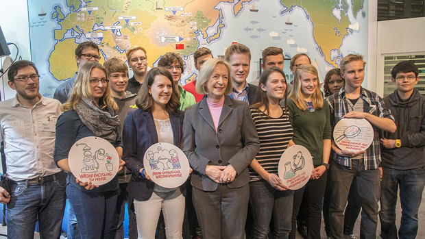 Bundesministerin Prof. Dr. Johanna Wanka mit Schülern auf auf der Berlin Wasser International