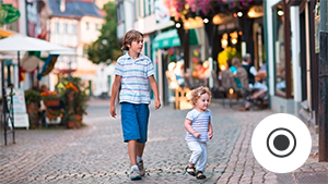 Zwei Kinder laufen durch die Innenstadt