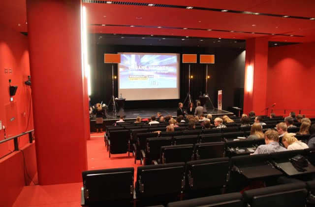 Ein Saal im Dortmunder U bietet Platz für die als „Show“ angekündigte Veranstaltung Urbane Visionen. Noch sieht alles nach Vortrag im Hörsaal mit eigenartiger Bühnendeko aus.