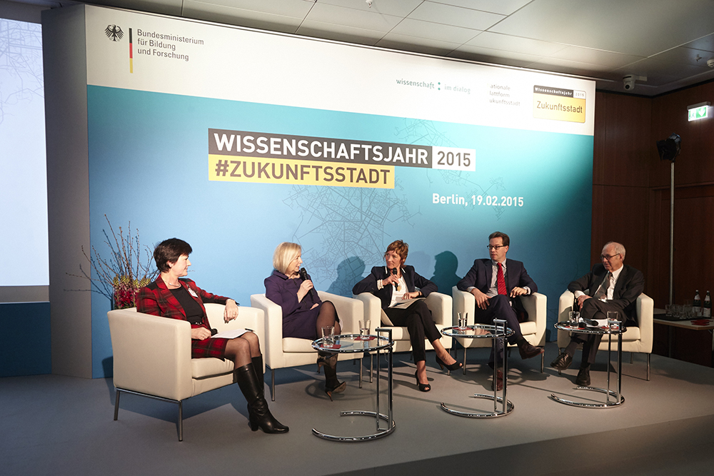 Vorstellung der Forschungs- und Innovationsagenda der Nationalen Plattform Zukunftsstadt & Start des Wissenschaftsjahres: v.l.n.r. Margret Mergen, Prof. Dr. Johanna Wanka, Moderatorin Angela Elis, Florian Pronold (BMUB), Prof. Dr. Michael Krautzberger