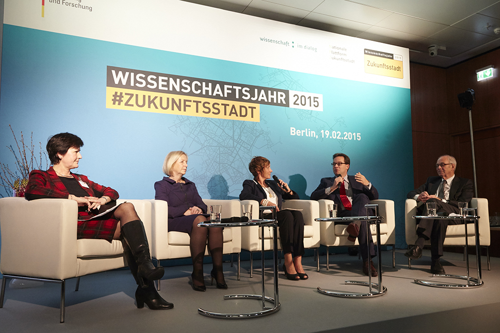 Vorstellung der Forschungs- und Innovationsagenda der Nationalen Plattform Zukunftsstadt & Start des Wissenschaftsjahres: v.l.n.r. Margret Mergen, Prof. Dr. Johanna Wanka, Moderatorin Angela Elis, Florian Pronold (BMUB), Prof. Dr. Michael Krautzberger