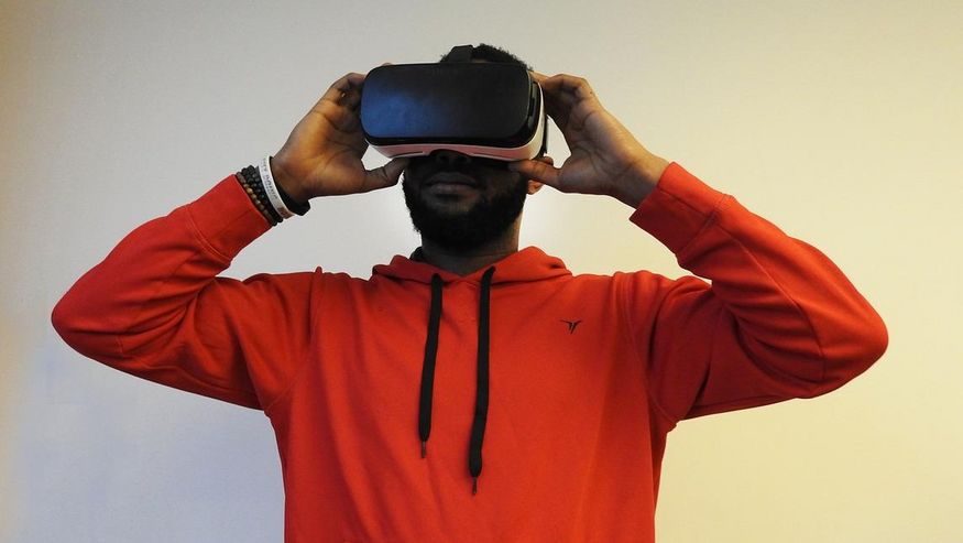 Mann mit einer VR-Brille auf dem Kopf