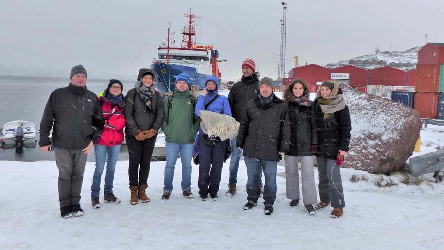 Foto, das Forscherinnen und Forscher der 400. Fahrt der Walther Herwig III, auf der u. a. zu Kabeljau vor Grönland geforscht wird, zeigt