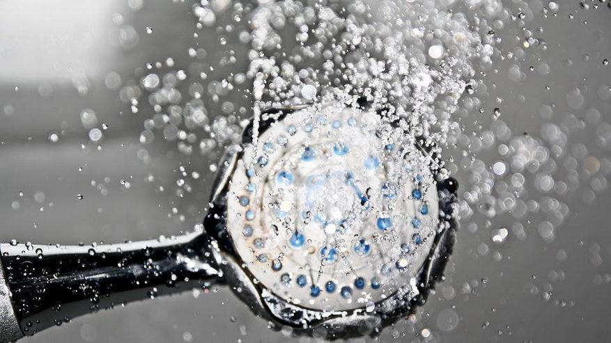 Foto, das einen Duschkopf, aus dem Wasser fließt, zeigt