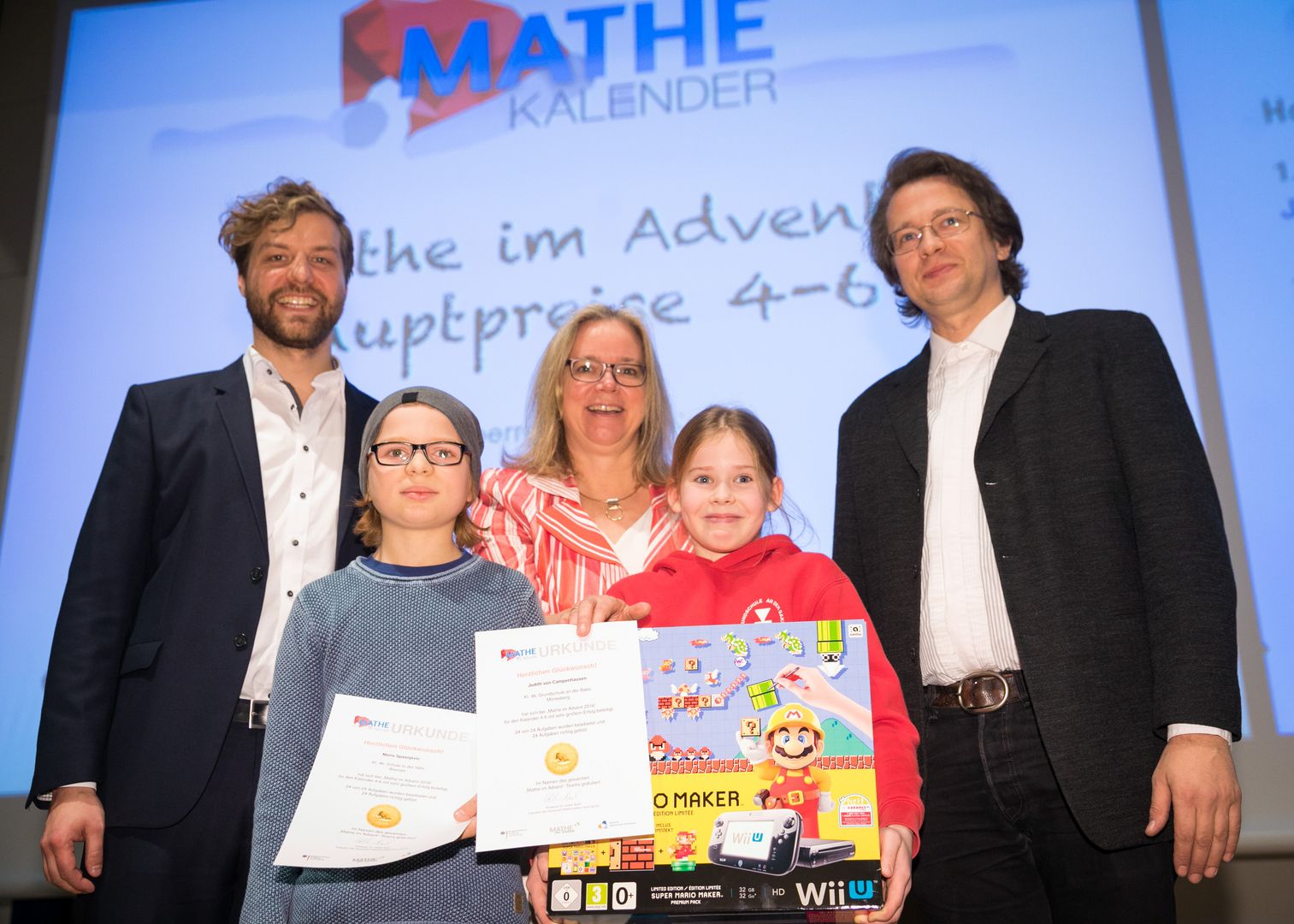 Den Gewinner_innen Moris Spasojevic aus Bremen und Judith von Campenhausen aus Mönkeberg bekommen von Dr. Utz-Uwe Haus ihre Preise überreicht