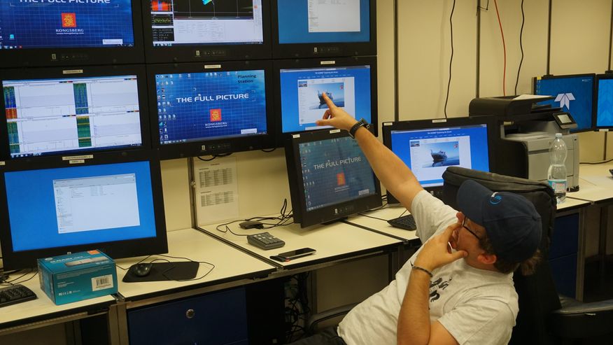 Die Umstände des Tsunami aus dem Jahre 1888 vor Papua-Neuguinea werden hier erforscht Foto, dass das Hydroakustiklabor der SONNE, in dem zu den Umständen des Tsunami aus dem Jahre 1888 vor Papua-Neuguinea geforscht wird, zeigt