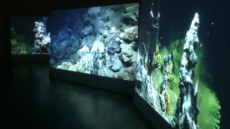 Auschnitt der Videoinstallation "Ozeane" auf drei Leinwänden
