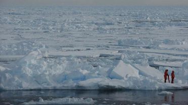 Foto, das Forscher auf arktischem Eis beim Erkunden der Folgen des Klimawandels zeigt