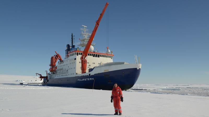 Die Mathematikerin Julia Christmann vor dem Eisbrecher „Polarstern“ im Schelfeis