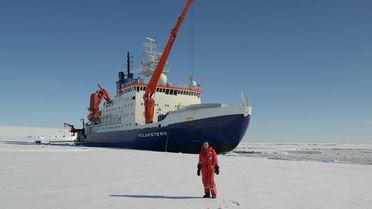 Die Mathematikerin Julia Christmann vor dem Eisbrecher „Polarstern“ im Schelfeis