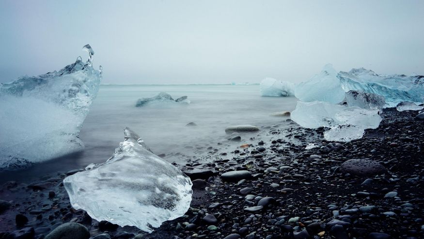 Foto von gefrorenem Wasser, dass sich ausdehnt wenn es gefriert, weshalb Eis leichter ist als Wasser und daher schwimmt.