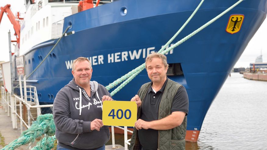 Foto des Forschungsschiffs "Walther Herwig III" mit Fahrtleiter und Kapitän.