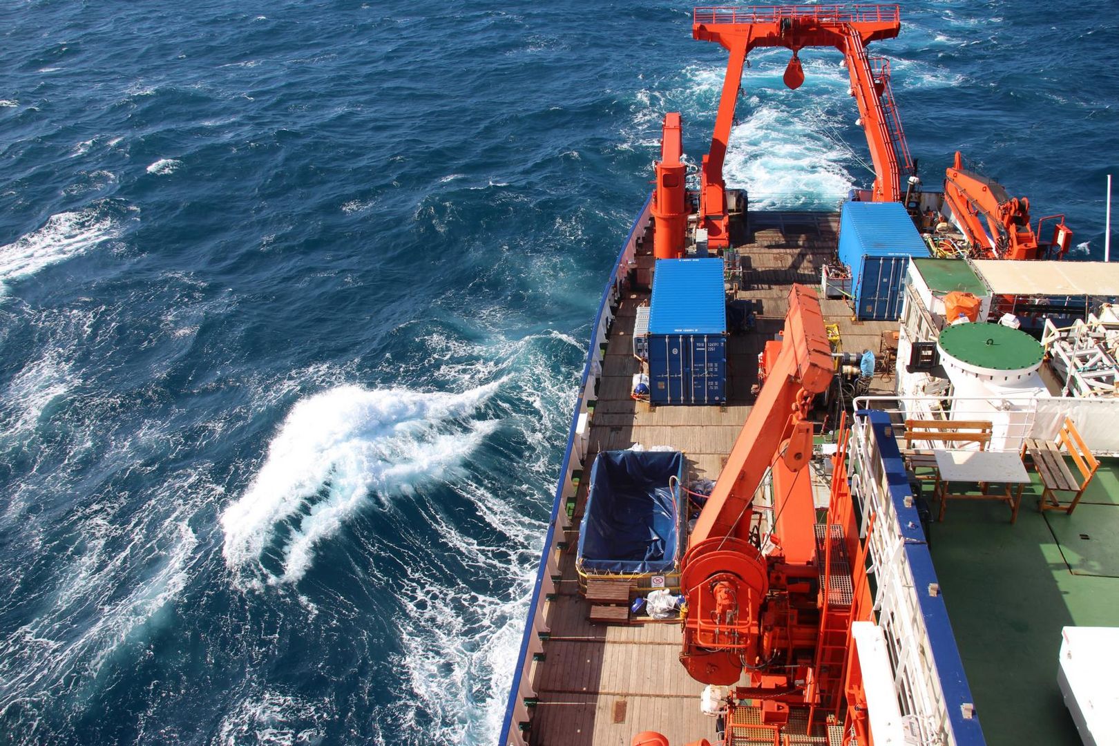 Foto der FS Meteor mit schwerem Gerät auf dem Arbeitsdeck