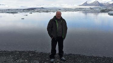 Foto, das Prof. Dr. Peter Kukla, der zum nachhaltigen Abbau von Metallen aus dem Meer für Windkraft- und Solaranlagenbau forscht, zeigt