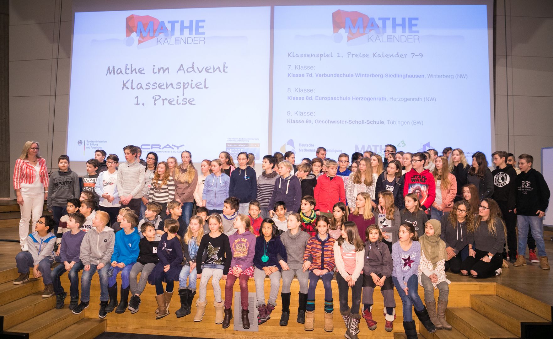 Die erfolgreichsten Klassen des Schülerwettbewerb Mathe im Advent gemeinsam auf der Bühne