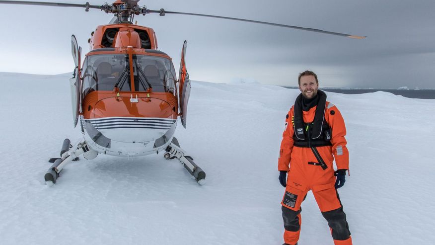 Foto von Dr. Thomas Ronge, Alfred-Wegener-Institut, Helmholtz-Zentrum für Polar- und Meeresforschung, vor einem Helikopter.