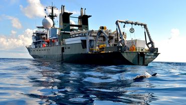 Foto, das das Forschungsschiff Falkor, das auf seiner jetzigen Reise die Oberfläche des Meeres untersucht, zeigt