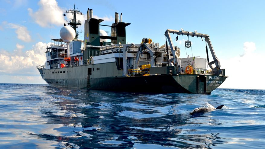 Foto, das das Forschungsschiff Falkor, das auf seiner jetzigen Reise die Oberfläche des Meeres untersucht