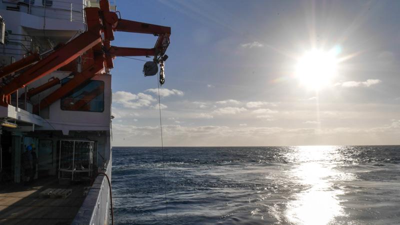 Seitlicher Blick von Bord des Forschungs-Schiffes auf den Südatlantik