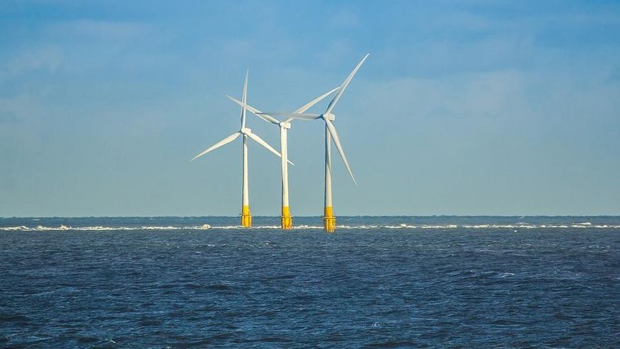 Foto, das Offshore Windanlagen zeigt