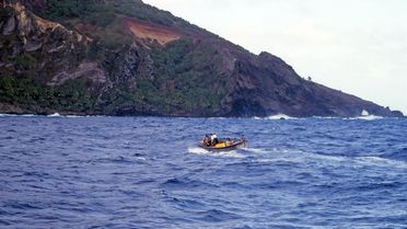 Foto des Übersetzens zur Insel Pitcairn mit dem Beiboot des Forschungsschiffes SONNE