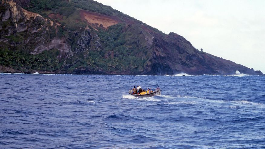 Foto des Übersetzens zur Insel Pitcairn mit dem Beiboot des Forschungsschiffs SONNE.