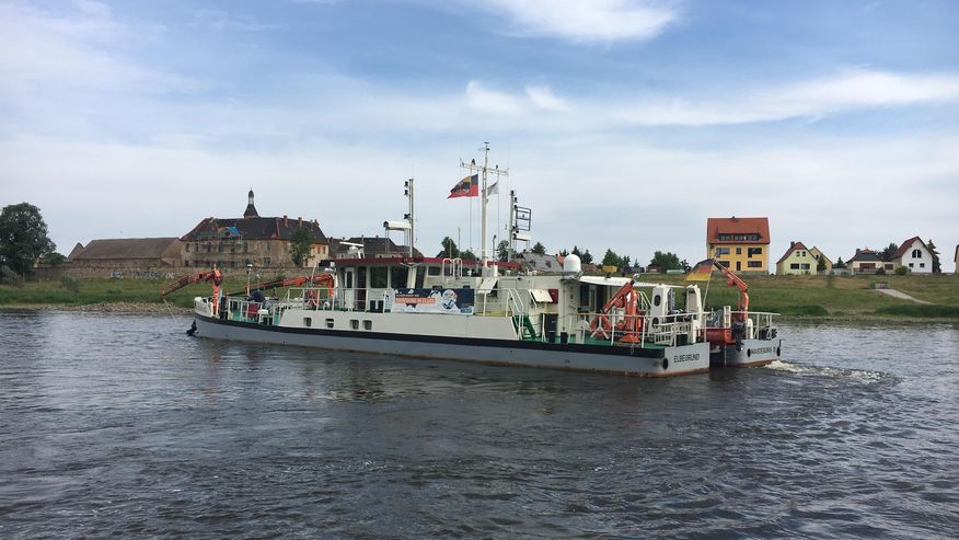 Das Forschungsschiff MS Elbegrund auf einem Teilstück der Elbe Das Forschungsschiff MS Elbegrund auf einem Teilstück der Elbe
