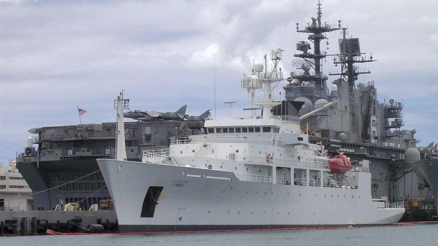 Vermessungsschiff SUMNER im Hafen der Hawaii-Insel Oahu