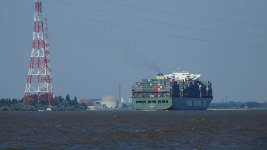 Foto der Elbe mit einem großen Containerschiff